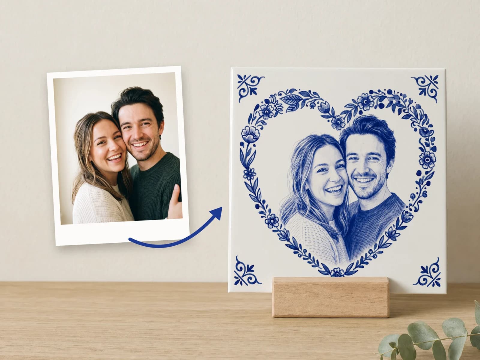 À gauche la photo originale d’un couple à la plage, à droite le même couple redessiné en bleu de Delft sur un carreau