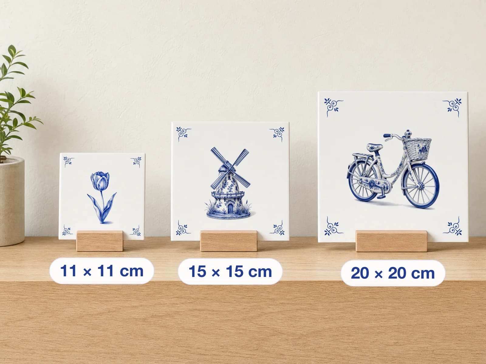 Trois carreaux bleu de Delft côte à côte sur une étagère : 11, 15 et 20 cm